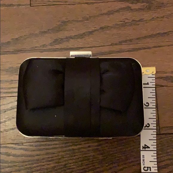 LA REGALE BLACK SATIN BOW DETAIL EVENING BAG. - Picture 7 of 8